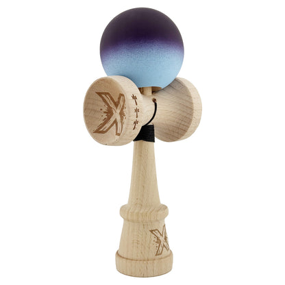 Kendama X Originala, Profesionala, Klevo, Cupe Mari KING SIZE V3, Rubber Grip, Gaura in Baza, Rulment Metalic, din lemn 18 cm, Ata 62/65 cm, Gradient Negru/Albastru deschis