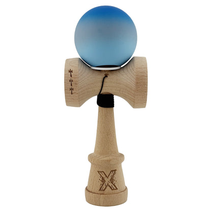 Kendama X Originala, Profesionala, Klevo, Cupe Mari KING SIZE V3, Rubber Grip, Gaura in Baza, Rulment Metalic, din lemn 18 cm, Ata 62/65 cm, Gradient Albastru/Gri/Albastru deschis