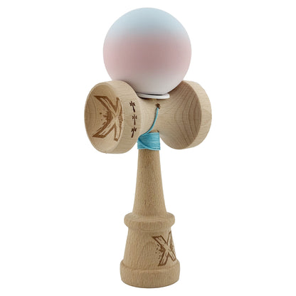 Kendama X Originala, Profesionala, Klevo, Cupe Mari KING SIZE V3, Rubber Grip, Gaura in Baza, Rulment Metalic, din lemn 18 cm, Ata 62/65 cm, Gradient Albastru deschis/Roz/Alb