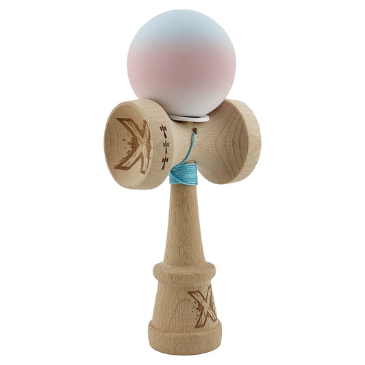 Kendama X Originala, Profesionala, Klevo, Cupe Mari KING SIZE V3, Rubber Grip, Gaura in Baza, Rulment Metalic, din lemn 18 cm, Ata 62/65 cm, Gradient Albastru deschis/Roz/Alb