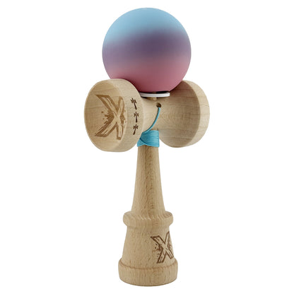 Kendama X Originala, Profesionala, Klevo, Cupe Mari KING SIZE V3, Rubber Grip, Gaura in Baza, Rulment Metalic, din lemn 18 cm, Ata 62/65 cm, Gradient Albastru deschis/Mov/Roz