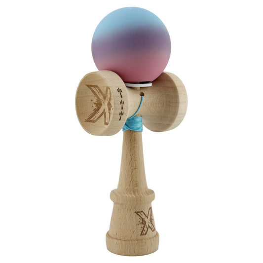 Kendama X Originala, Profesionala, Klevo, Cupe Mari KING SIZE V3, Rubber Grip, Gaura in Baza, Rulment Metalic, din lemn 18 cm, Ata 62/65 cm, Gradient Albastru deschis/Mov/Roz