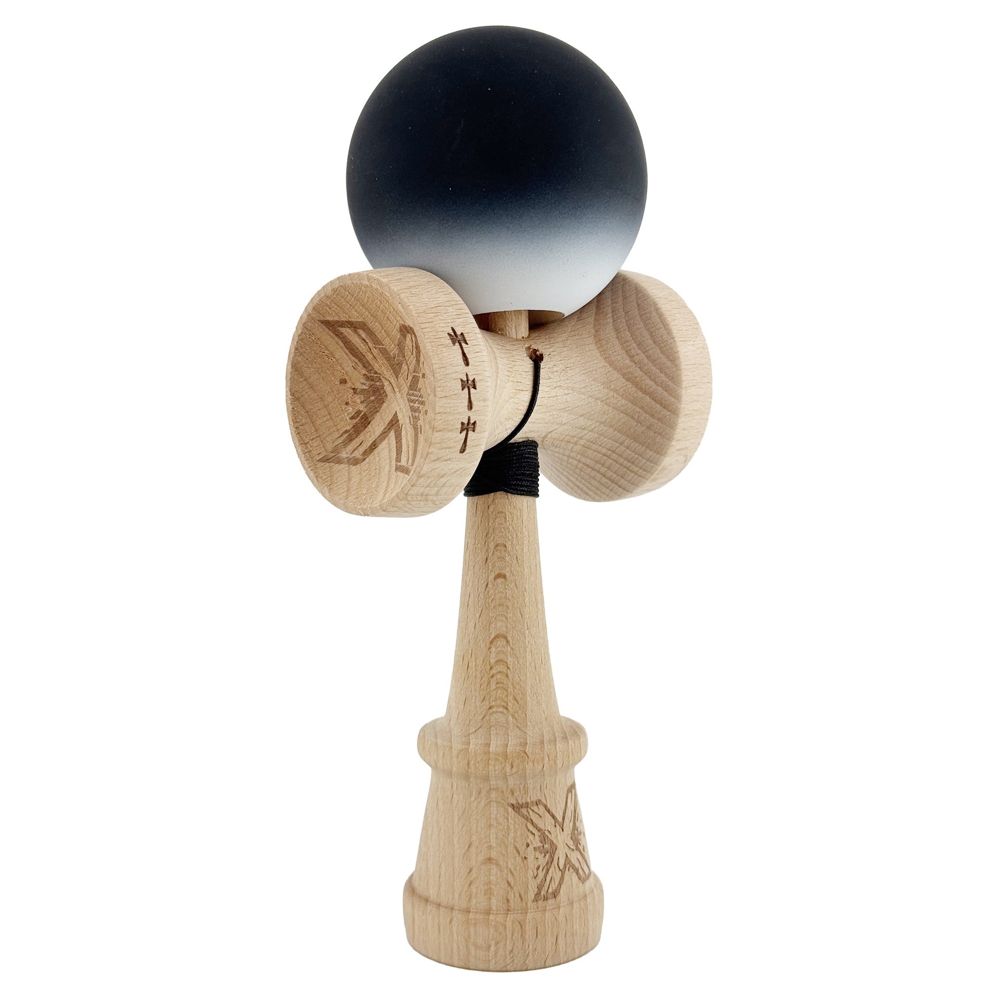 Kendama X Originala, Profesionala, Klevo, Cupe Mari KING SIZE V3, Rubber Grip, Gaura in Baza, Rulment Metalic, din lemn 18 cm, Ata 62/65 cm, Gradient Negru/Alb