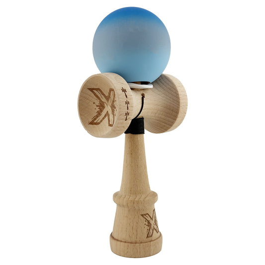 Kendama X Originala, Profesionala, Klevo, Cupe Mari KING SIZE V3, Rubber Grip, Gaura in Baza, Rulment Metalic, din lemn 18 cm, Ata 62/65 cm, Gradient Albastru/Gri/Albastru deschis