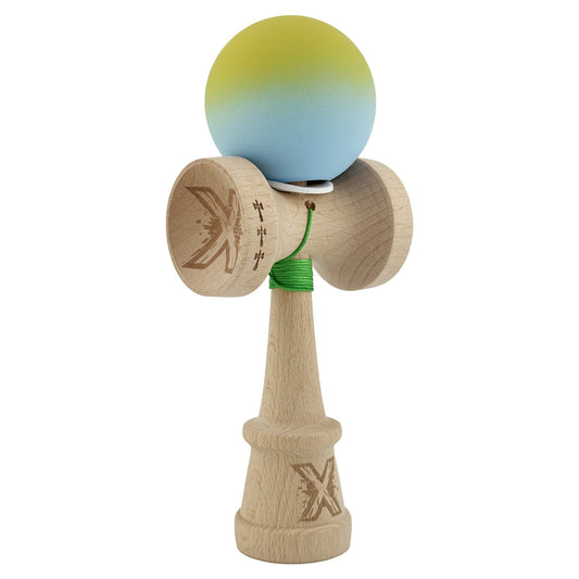 Kendama X Originala, Profesionala, Klevo, Rubber Grip, Cupe Mari KING SIZE V3, Gaura in Baza, Rulment Metalic, din lemn 18 cm, Ata 62/65 cm, Gradient Galben/Albastru deschis