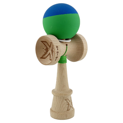 Kendama X Originala, Profesionala, Klevo, Rubber Grip, Cupe Mari KING SIZE V3, Gaura in Baza, Rulment Metalic, din lemn 18 cm, Ata 62/65 cm, Bicolor Albastru/Verde