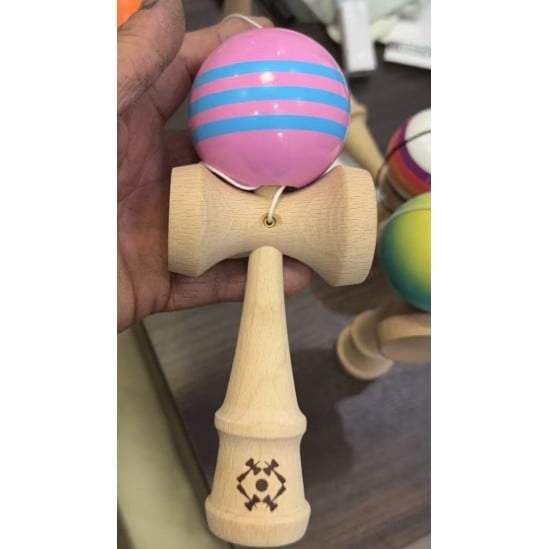 Kendama X Originala, Profesionala, Klevo, Big Cups V2, Super Sticky Legendary Cupe Mari, Rulment Metalic cu Ata 55 cm, Roz/Linii Albastre deschise