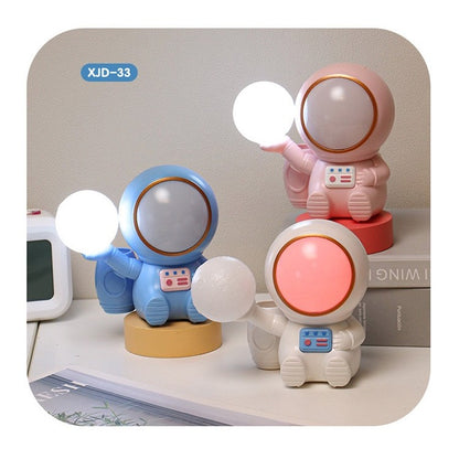 Lampa de Veghe 2in1, Klevo, Lampa, Ascutitoare si Spatiu Depozitare, Model Astronaut, Incarcare USB, din ABS, 12 x 7 x 11 cm, Lumina Led, Multicolor