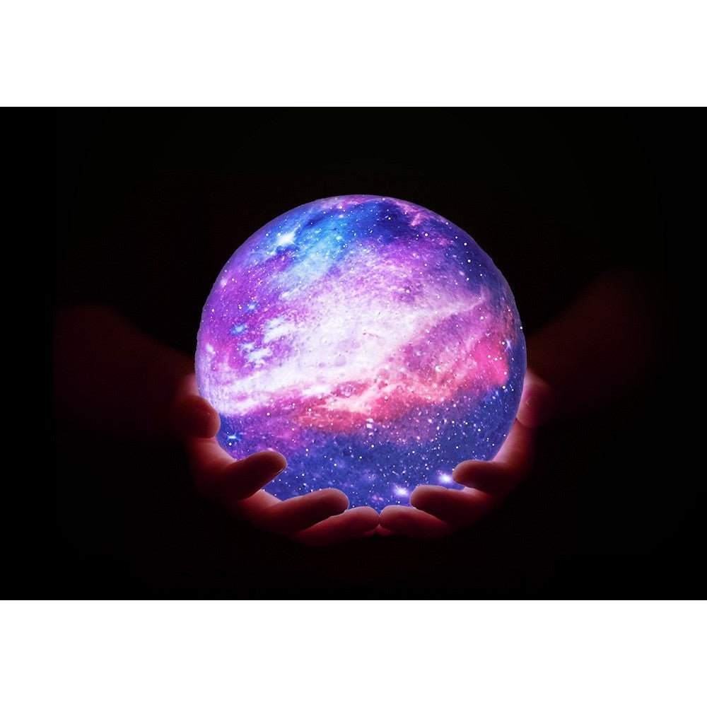 Lampa de veghe in forma de luna cu stele 3D Moon Light 7 culori, alimentare baterii, stand din lemn inclus, 15 cm, Klevo