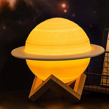 Lampa de veghe in forma de Saturn 3D Saturn Light, alimentare baterii, stand plastic inclus, 15 cm, Klevo, Alb Cald