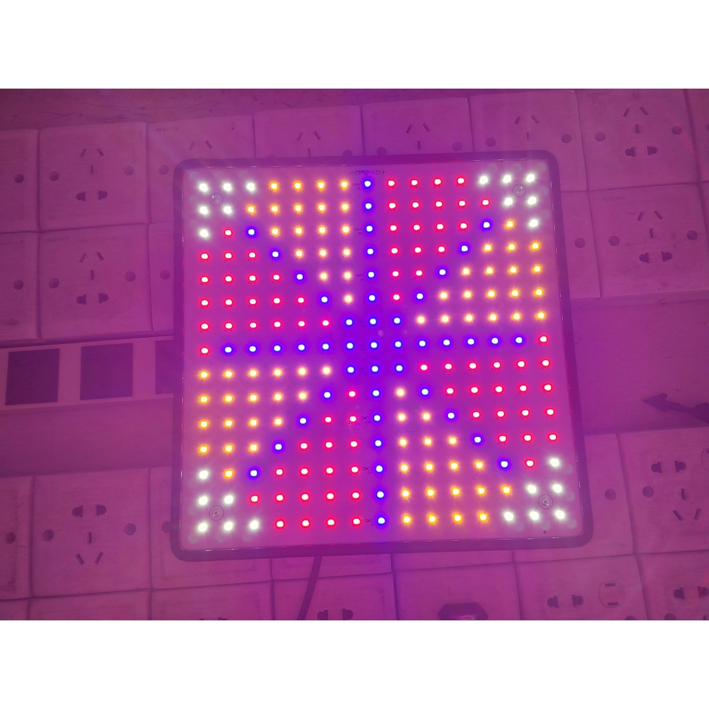 Lampa LED 15W Klevo, pentru cresterea plantelor in interior, material ABS, cu agatatoare, 25 x 25 cm, multicolor