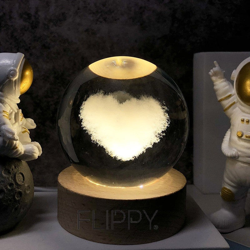Lampa LED Decorativa, Klevo, Bila de Cristal cu Diametru 6cm, Model Inima 3D, Alimentare USB, Suport din Lemn, Lumina Alb Cald