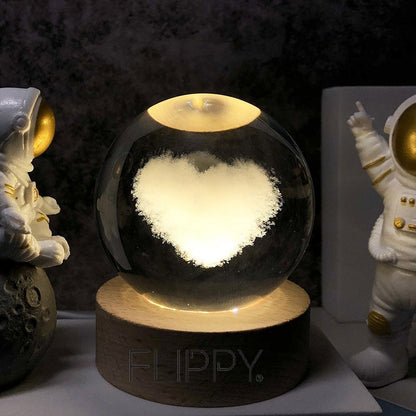 Lampa LED Decorativa, Klevo, Bila de Cristal cu Diametru 6cm, Model Inima 3D, Alimentare USB, Suport din Lemn, Lumina Alb Cald