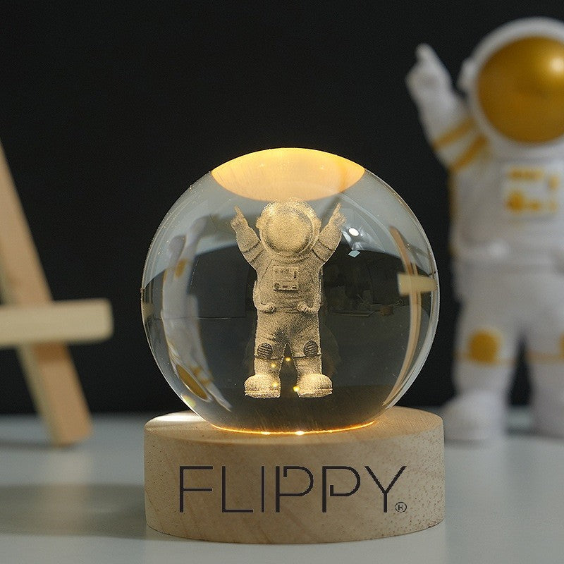 Lampa LED Decorativa, Klevo, cu Bila de Cristal cu Diametru 6cm, Model Astronaut 3D, Alimentare USB, Suport din Lemn, Lumina Alb Cald
