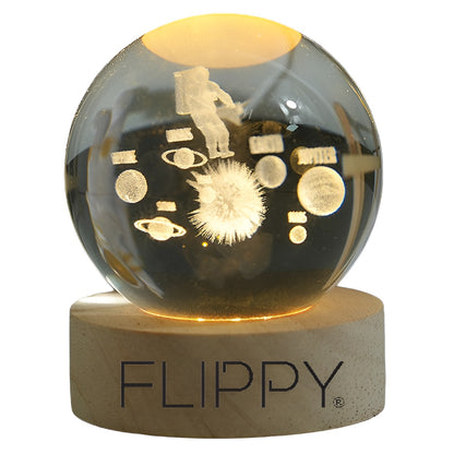 Lampa LED Decorativa, Klevo, cu Bila de Cristal cu Diametru 6cm, Model Astronaut in Galaxie 3D, Alimentare USB, Suport din Lemn, Lumina Alb Cald