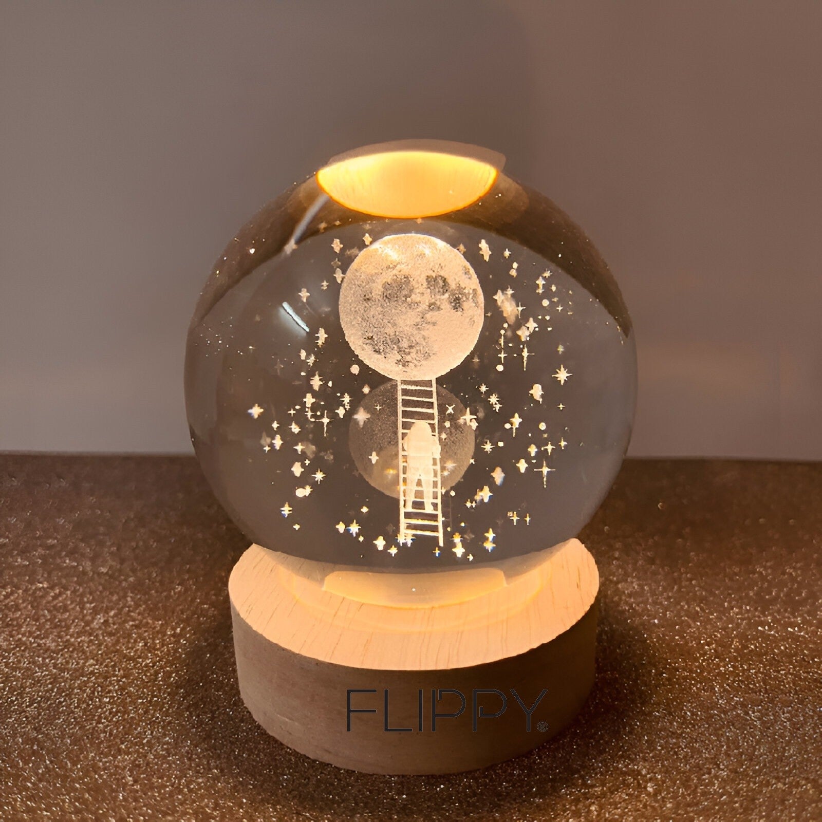 Lampa LED Decorativa, Klevo, cu Bila de Cristal cu Diametru 6cm, Model Astronaut pe Scara catre Luna 3D, Alimentare USB, Suport din Lemn, Lumina Alb