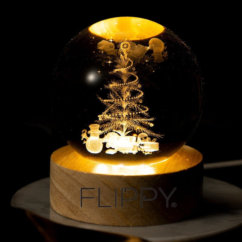 Lampa LED Decorativa, Klevo, cu Bila de Cristal cu Diametru 6cm, Model Brad de Craciun 3D, Alimentare USB, Suport din Lemn, Lumina Alb Cald