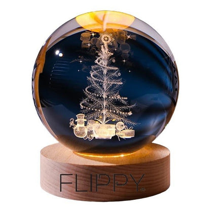 Lampa LED Decorativa, Klevo, cu Bila de Cristal cu Diametru 6cm, Model Brad de Craciun 3D, Alimentare USB, Suport din Lemn, Lumina Alb Cald