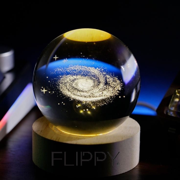 Lampa LED Decorativa, Klevo, cu Bila de Cristal cu Diametru 6cm, Model Galaxie 3D, Alimentare USB, Suport din Lemn, Lumina Alb Cald