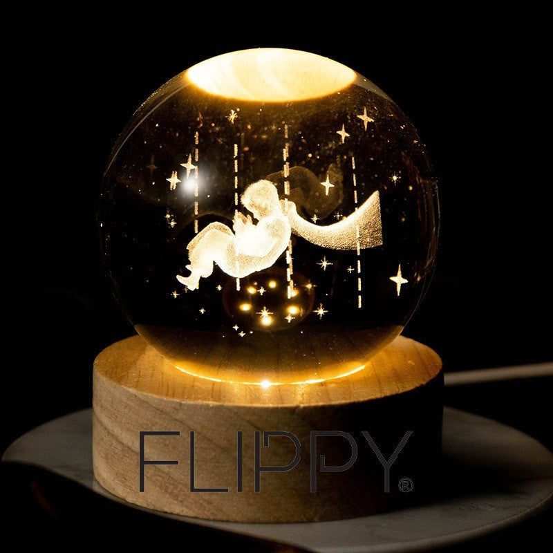 Lampa LED Decorativa, Klevo, cu Bila de Cristal cu Diametru 6cm, Model Micul Print 3D, Alimentare USB, Suport din Lemn, Lumina Alb Cald