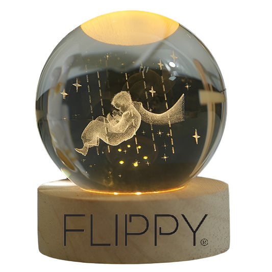 Lampa LED Decorativa, Klevo, cu Bila de Cristal cu Diametru 6cm, Model Micul Print 3D, Alimentare USB, Suport din Lemn, Lumina Alb Cald