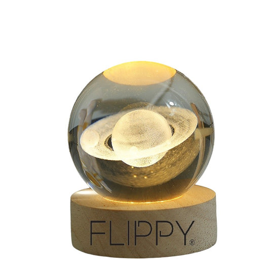 Lampa LED Decorativa, Klevo, cu Bila de Cristal cu Diametru 6cm, Model Saturn 3D, Alimentare USB, Suport din Lemn, Lumina Alb Cald