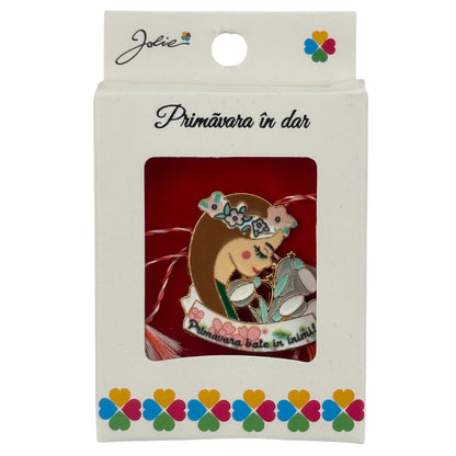 Martisor Brosa Mica in Cutie, Jolie, Design cu Mesaj, Material Metal, Dimensiune 2.5-3 cm, Model Traditional Fata cu Flori