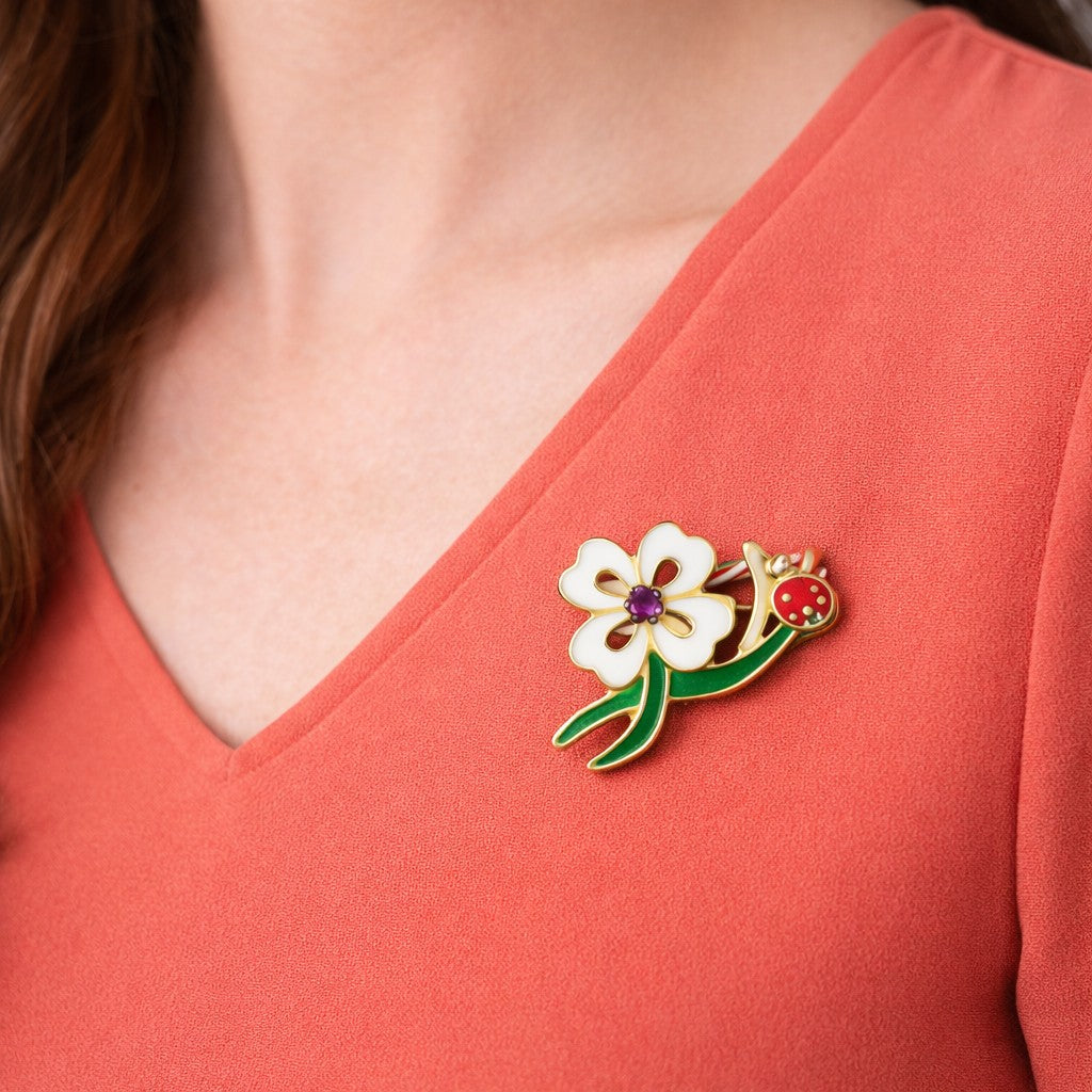 Martisor Brosa Mica in Cutie, Jolie, Dimensiune Brosa 2,5-3 cm, Material Metal, Model Trifoi Alb, Multicolor