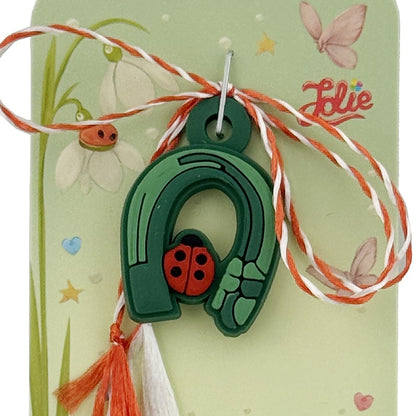 Martisor pentru Copii, Jolie, Model POTCOAVA cu BUBURUZA, din Cauciuc, cu Snur Impletit Alb/Rosu, Ambalaj Carton cu Design, Verde inchis