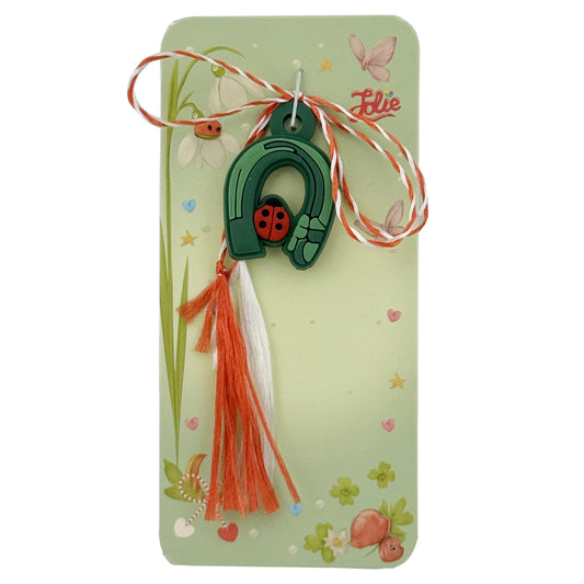 Martisor pentru Copii, Jolie, Model POTCOAVA cu BUBURUZA, din Cauciuc, cu Snur Impletit Alb/Rosu, Ambalaj Carton cu Design, Verde inchis