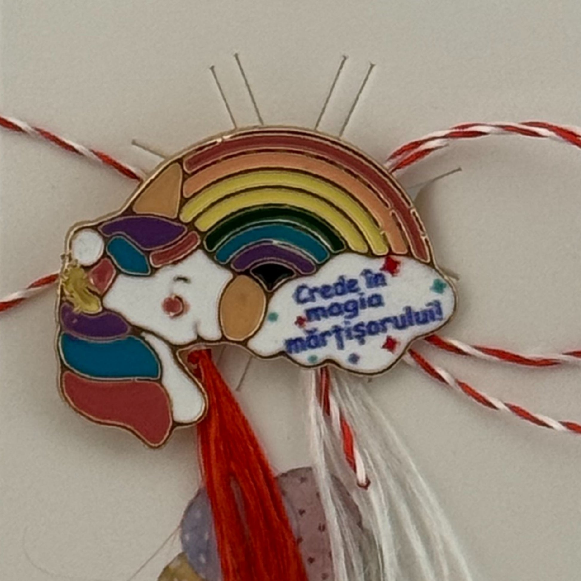 Martisor pentru copii, Jolie, Material Metal, Ambalaj Carton cu Design, Dimensiune Brosa Aproximativ 2x2 cm, Multicolor, cu Mesaj, Model Curcubeu si Unicorn