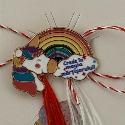 Martisor pentru copii, Jolie, Material Metal, Ambalaj Carton cu Design, Dimensiune Brosa Aproximativ 2x2 cm, Multicolor, cu Mesaj, Model Curcubeu si Unicorn