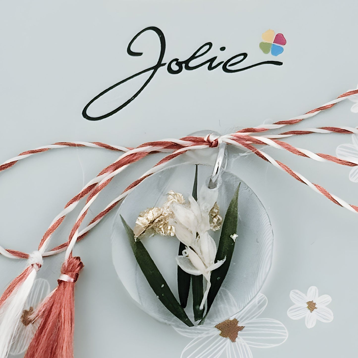 Martisor Traditional din Acril, Jolie, Model Rotund Floare Alba, cu Snur Impletit Alb/Rosu, Pandantiv 2 cm