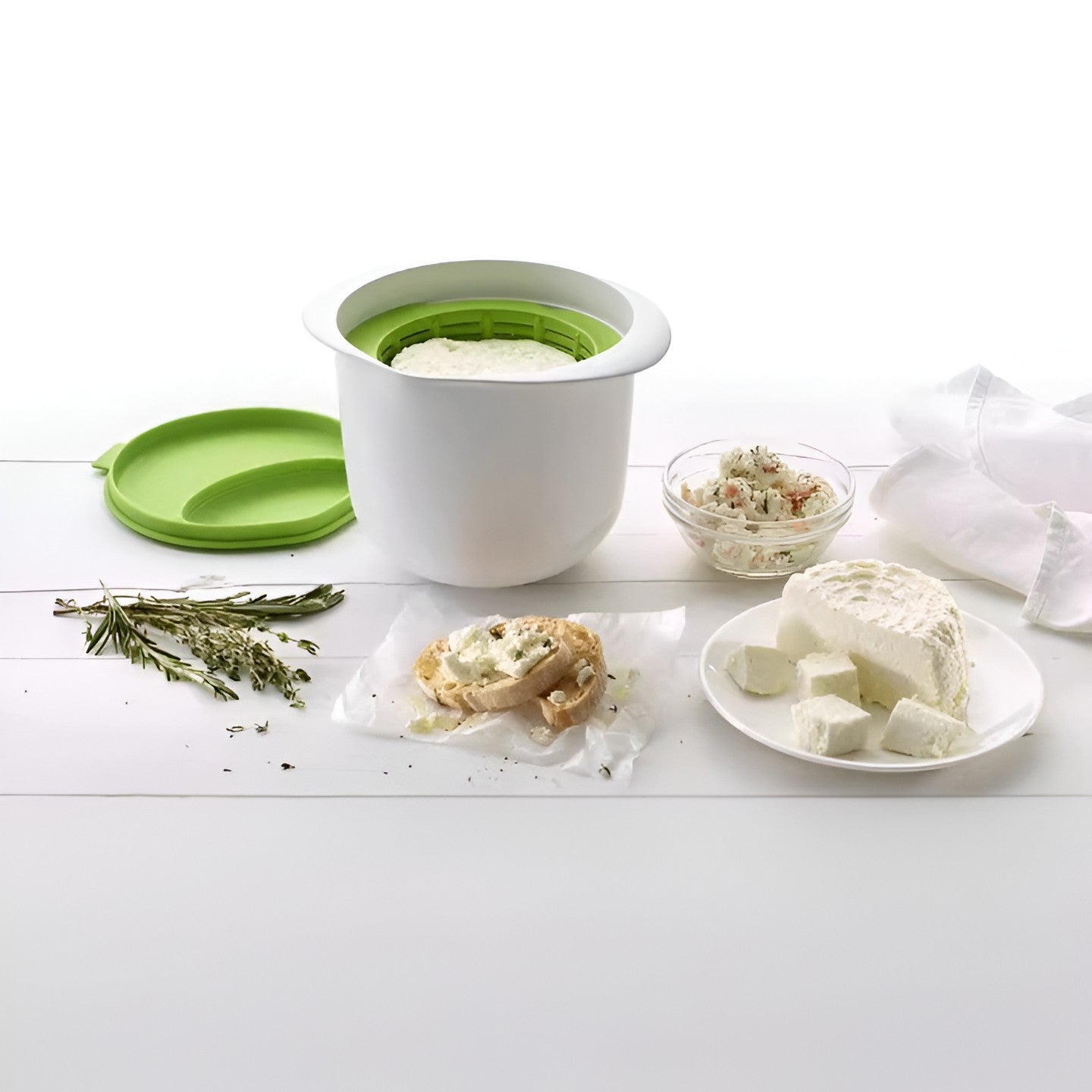 Recipient pentru Preparat Branza, Klevo, Capac de Silicon, Cheese Maker din Plastic, Strecuratoare, 17x14.5x12.8 cm, Alb
