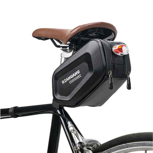Borseta pentru bicicleta Klevo, Hard Shell, material piele artificiala si carbon, 20x12x11.5 cm, prindere de sa, capacitate 2L, impermeabila, negru