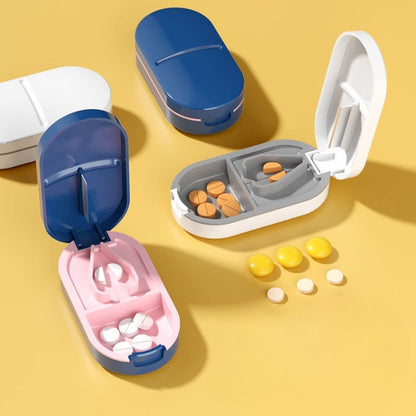 Organizator medicamente, Klevo, Dispozitiv Taiere/Sfaramare Pastile, Ideala pentru Calatorii, Portabila, Perie pentru Curatare, Compartiment depozitare, 8.5x4.5x2.5 cm, Alb