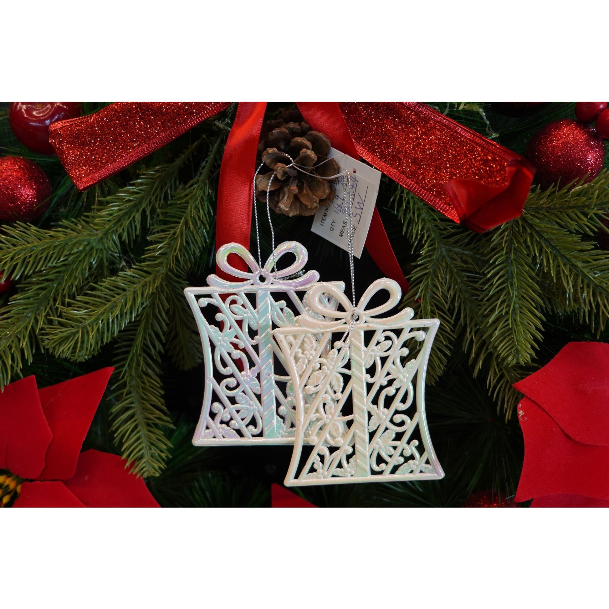 Ornament brad de Craciun, Perlat, in forma de Cadou, 9 cm x 11 cm, Plastic, Klevo