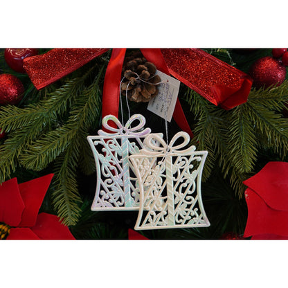 Ornament brad de Craciun, Perlat, in forma de Cadou, 9 cm x 11 cm, Plastic, Klevo