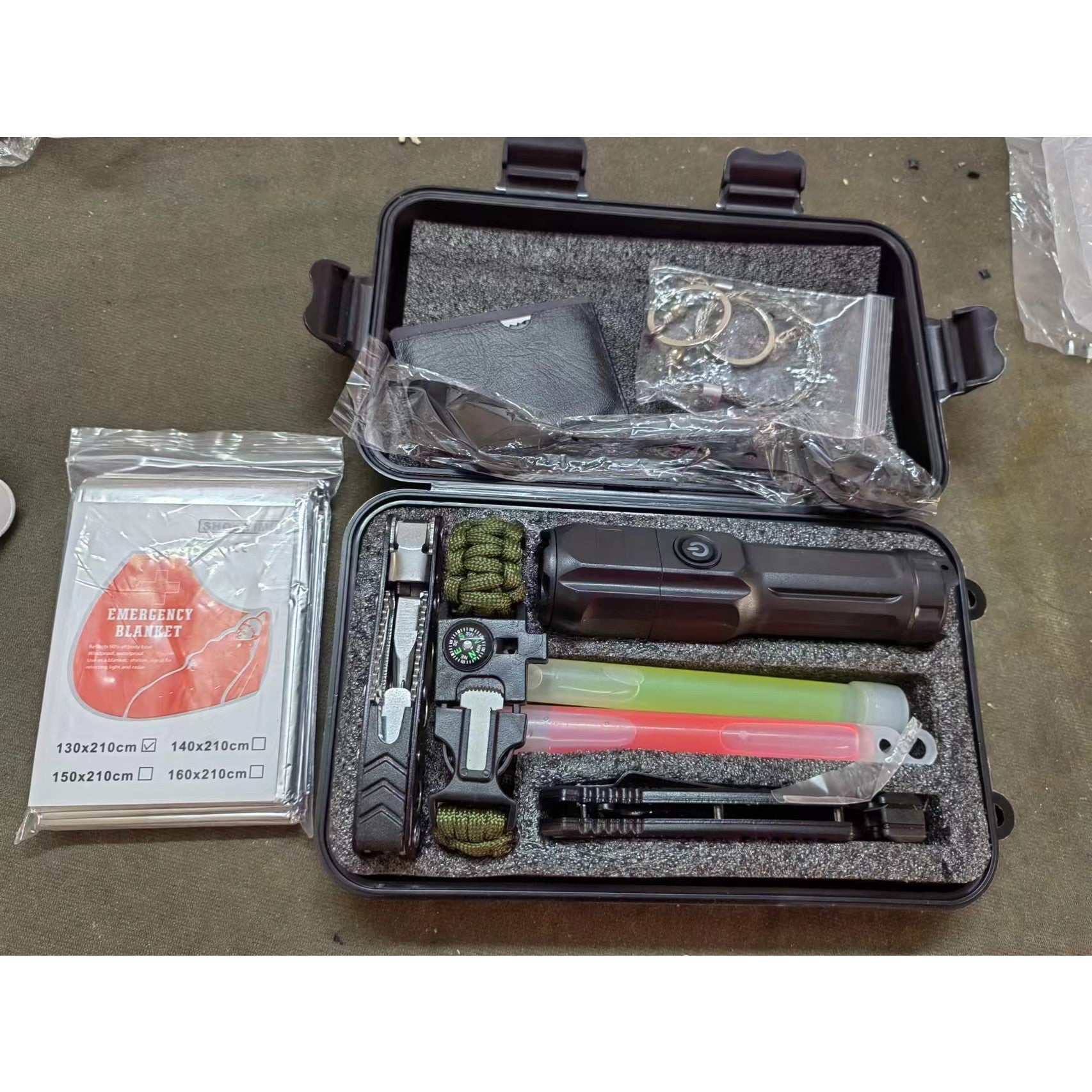 Kit supravietuire multifunctional, Klevo, Instrumente profesionale, Tip Valiza, pentru Camping, Drumetii, Aventuri in aer liber, 130x210 cm, Negru