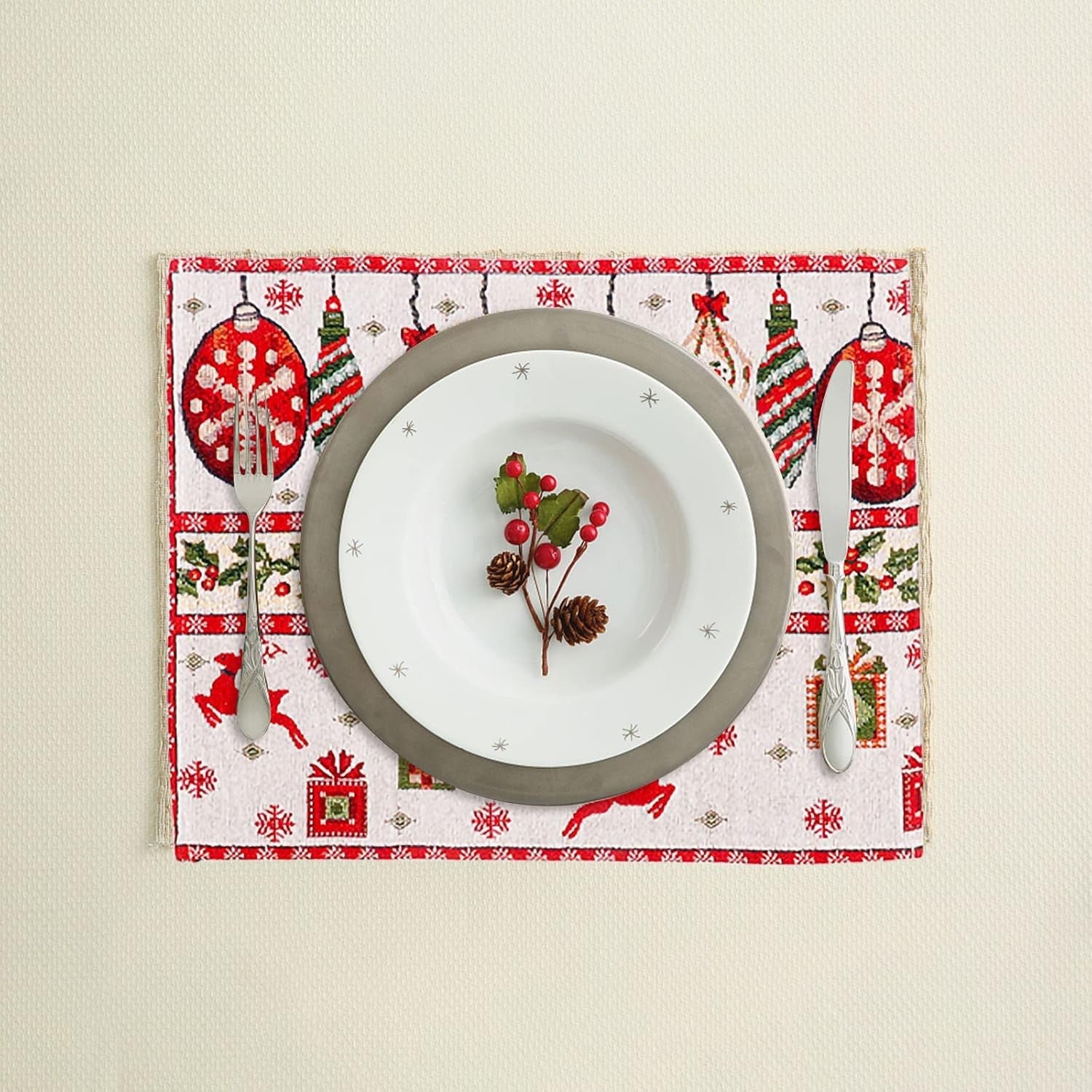 Servet pentru Masa, Klevo, Model Globulete si Cadouri, Tematica Craciun, 43 x 34 cm, Rosu