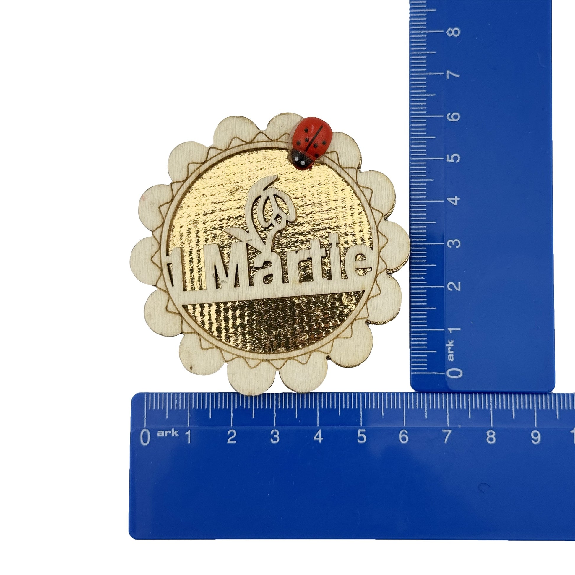 Set 100 bucati Martisor din Lemn cu Magnet, Jolie, Model Floare cu Scris 1 Martie, Decor Buburuza, Insertie Aurie