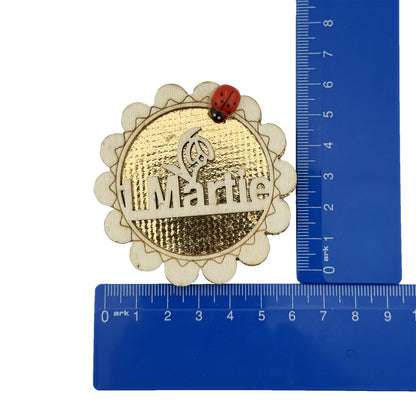 Set 100 bucati Martisor din Lemn cu Magnet, Jolie, Model Floare cu Scris 1 Martie, Decor Buburuza, Insertie Aurie