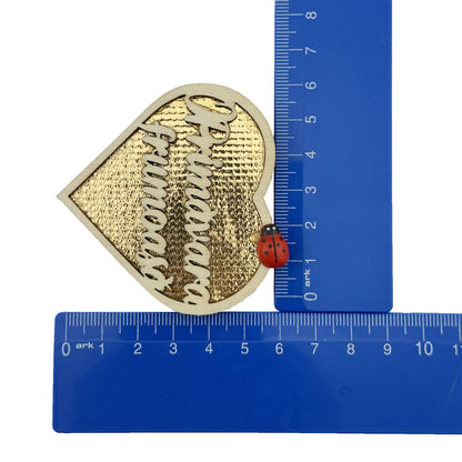 Set 100 bucati Martisor din Lemn cu Magnet, Jolie, Model Inima cu Scris O Primavara Frumoasa, Decor Buburuza, Insertie Aurie