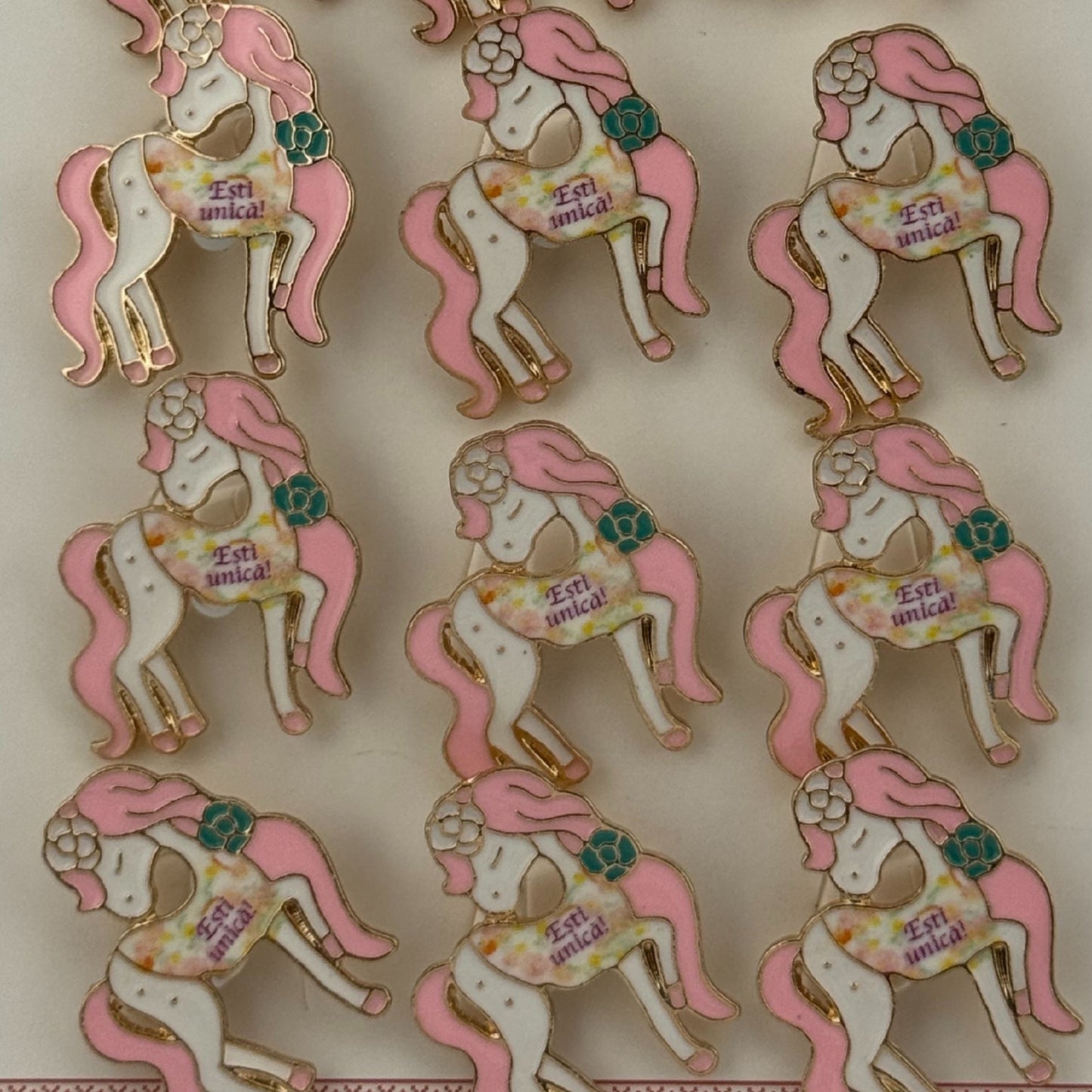 Set 12 Brose Martisor pentru Copii, Jolie, Model Unicorn cu Par Roz, cu Mesaj Esti Unica, Multicolor