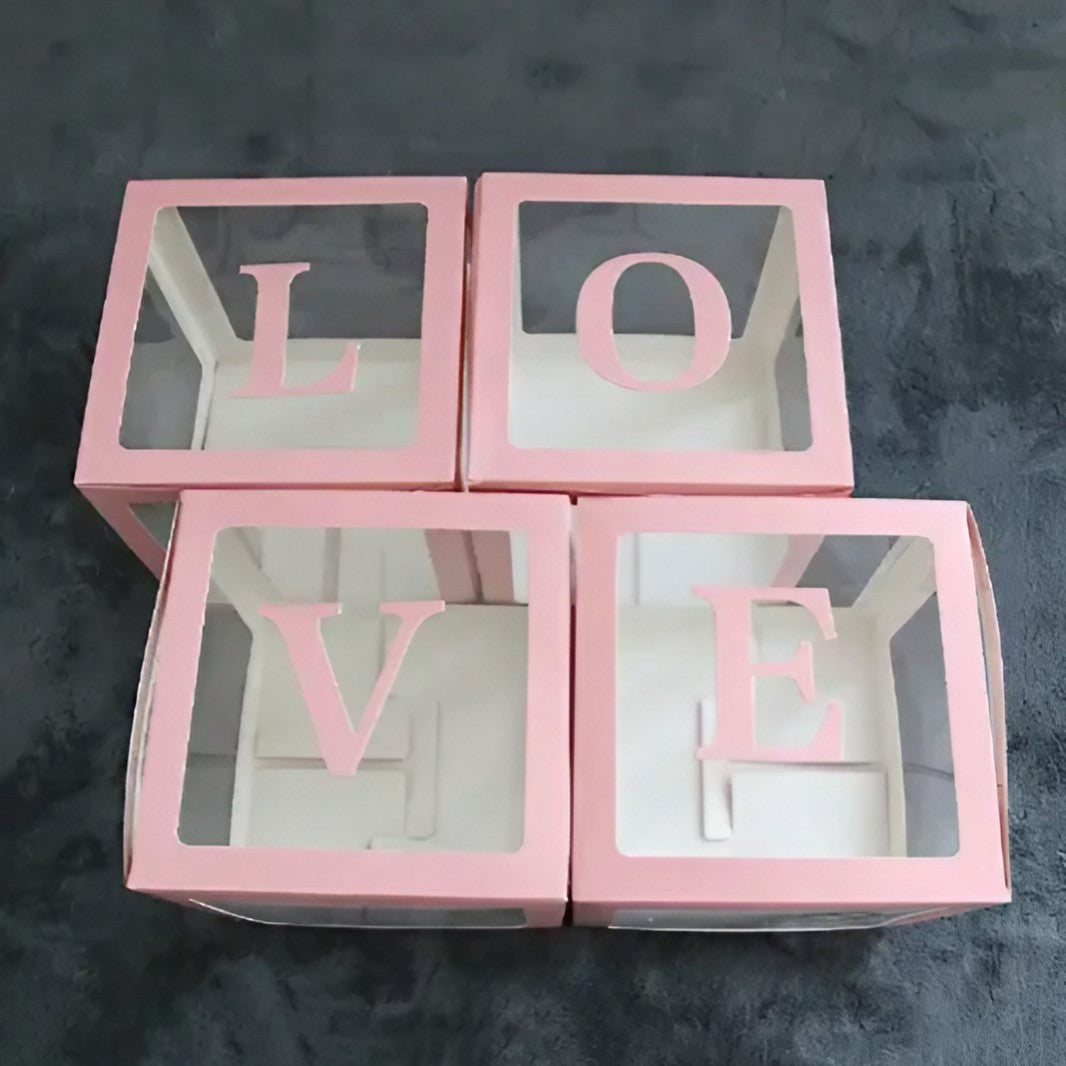 Set 4 Cutii pentru Baloane, Klevo, Model Scris Love, Tematica Iubire, Cuburi Decorative din Plastic, Accesorii pentru Petrecere, 30 x30 cm, Transparente Contur Roz