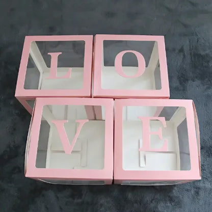 Set 4 Cutii pentru Baloane, Klevo, Model Scris Love, Tematica Iubire, Cuburi Decorative din Plastic, Accesorii pentru Petrecere, 30 x30 cm, Transparente Contur Roz