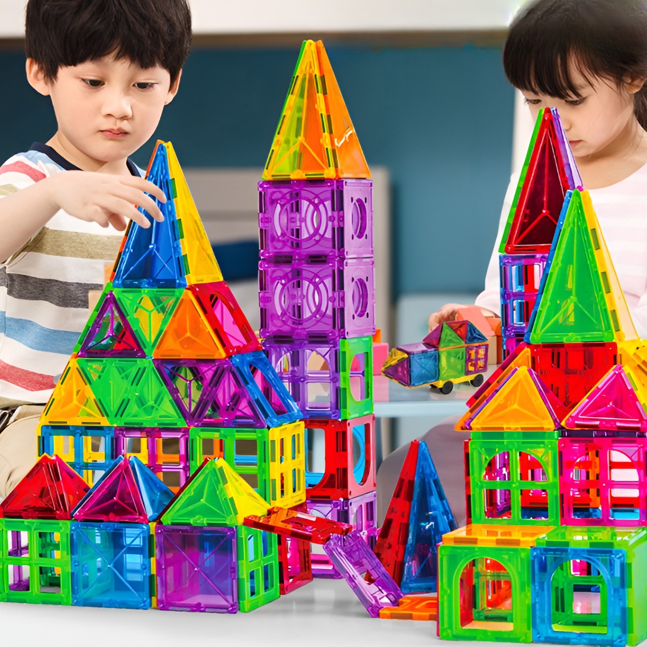 Set 60 de Piese Magnetice de Constructie, Klevo, Magnetic Tiles, Piese Mari, Forme Geometrice, 3 Ani, ABS, Magnet, 20.5 x 14.5 x 12 cm, Multicolor