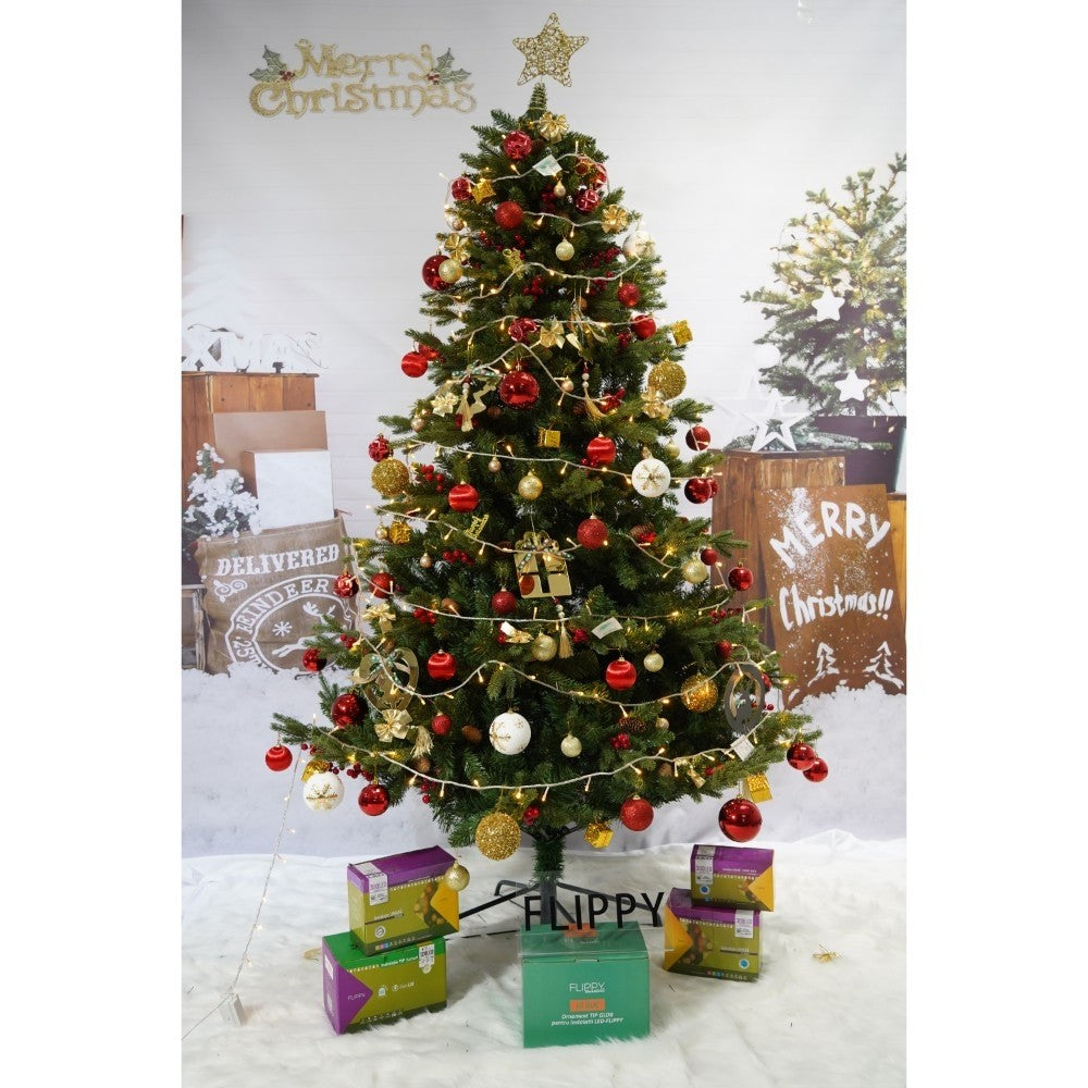 Set brad artificial de Craciun si elemente decorative, decorat cu conuri pin rosii, inaltime 210 cm, diametru 137 cm, 1172 ramuri, Klevo, verde, suport metalic inclus