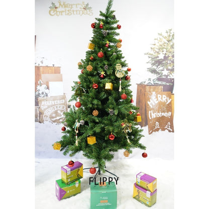 Set brad artificial de Craciun si elemente decorative, nins, decorat cu conuri pin, pentru interior/exterior, inaltime 210 cm, diametru 131 cm, 630 ramuri, Klevo, alb/verde, suport metalic inclus