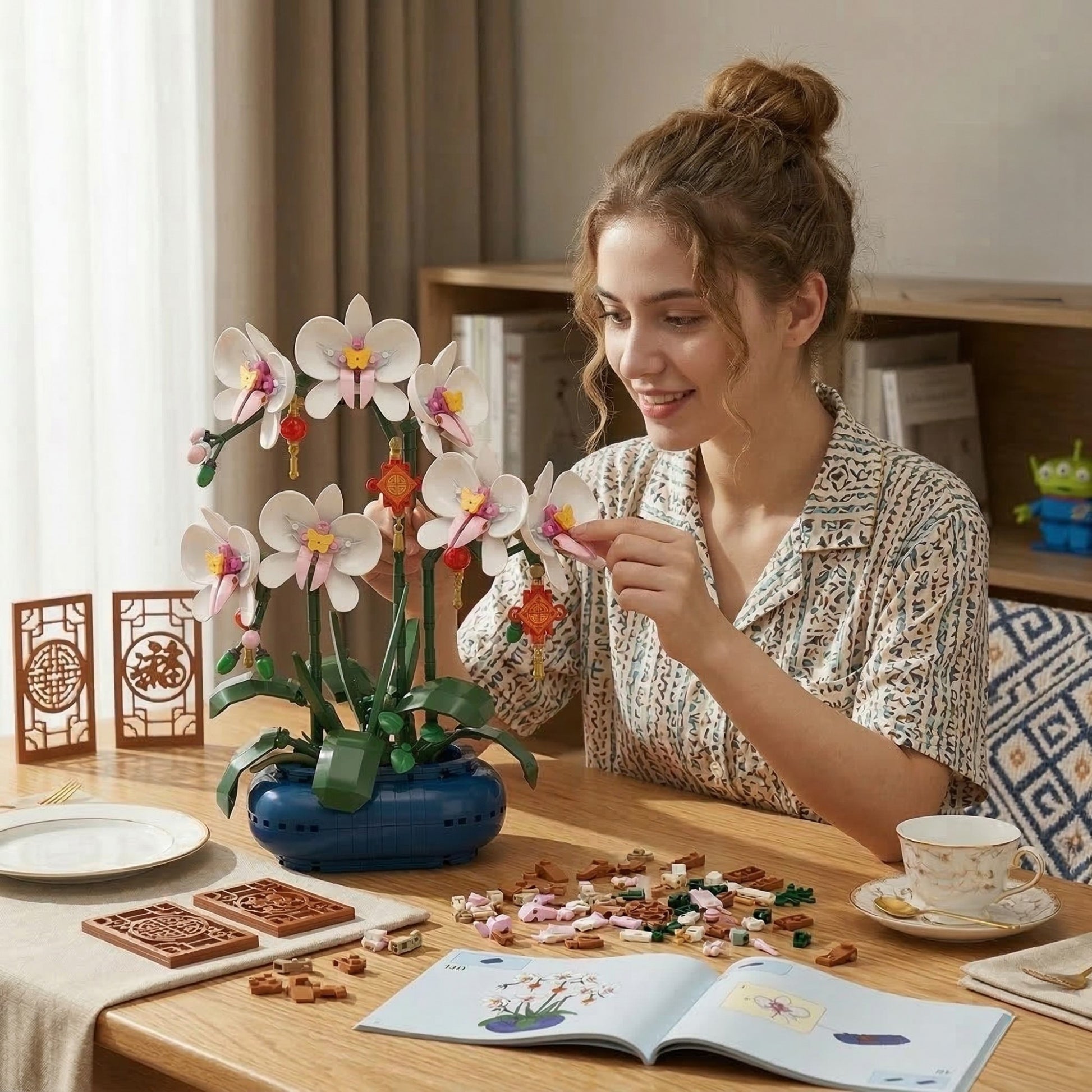 Set de Constructie Klevo, Orhidee in Vaza, 587 piese, 6+ ani, Planta Artificiala, Decor Floral Elegant, Idee de Cadou pentru Femei, Cadou pentru Iubita si Pasionatii de Jocuri de Constructie Creativa